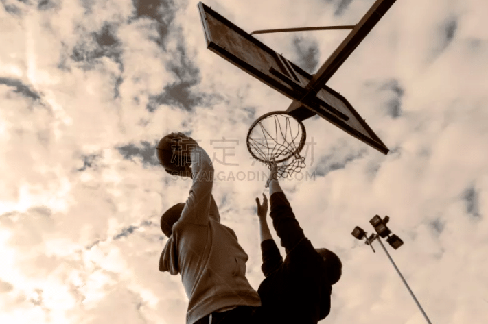 125-101！湖人大胜国王，6人上双火力猛，东契奇詹姆斯成赢球关键